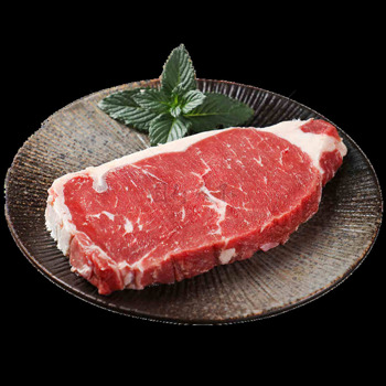 一片新鲜生牛肉与薄荷叶